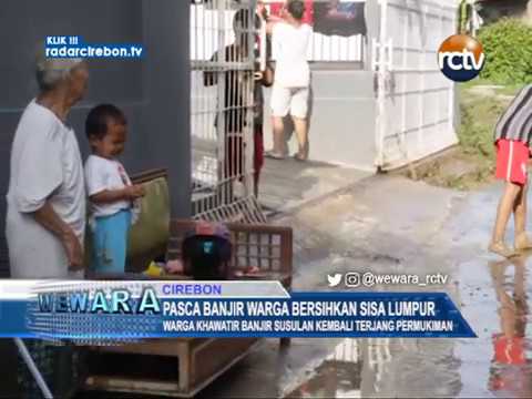 Pasca Banjir Warga Bersihkan Sisa Lumpur