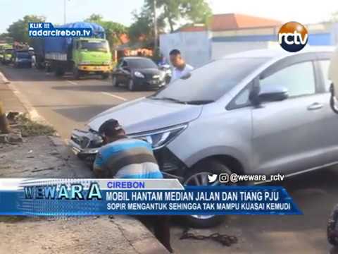 Mobil Hantam Median Jalan Dan Tiang PJU