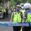 Petugas Periksa Kendaraan Tujuan Jakarta