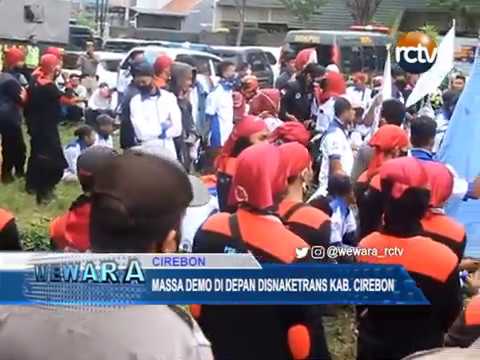 Massa Demo di Depan Disnaketrans Kab. Cirebon