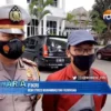 Mahasiswa dan Polisi Bagikan Masker