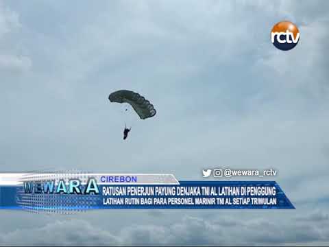 Ratusan Penerjun Payung Denjaka TNI AL Latihan di Penggung