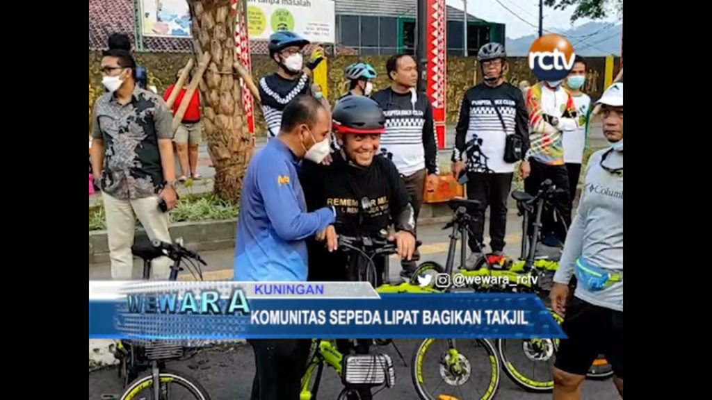 Komunitas Sepeda Lipat Bagikan Takjil