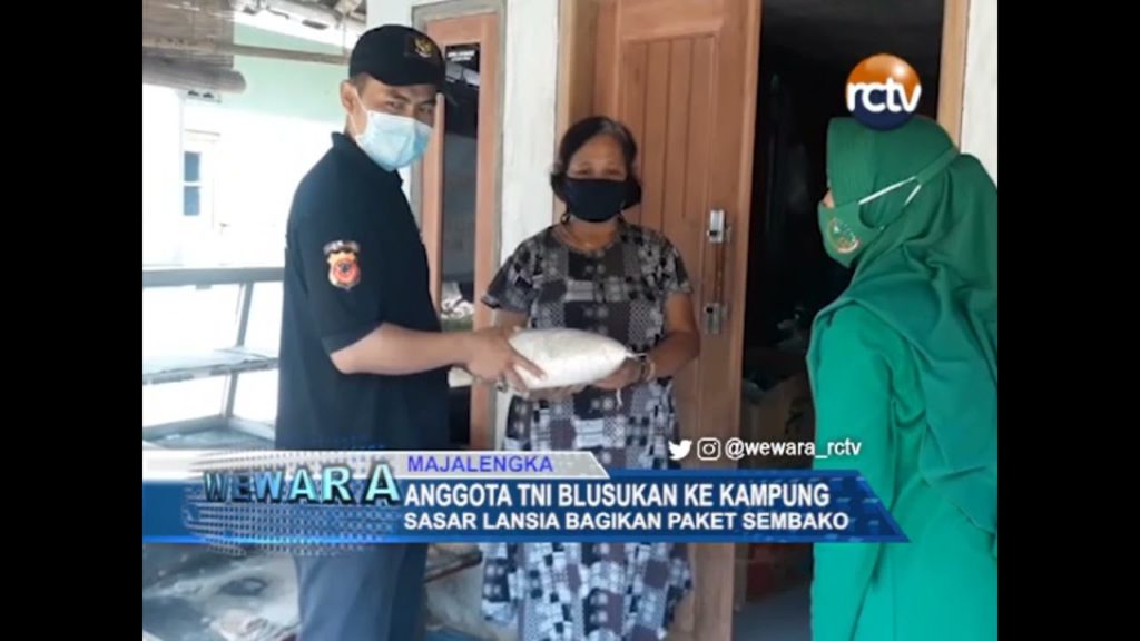 Anggota TNI Blusukan ke Kampung