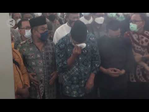 Doakan Jenazah Wali Kota Bandung, Ridwan Kamil Menangis