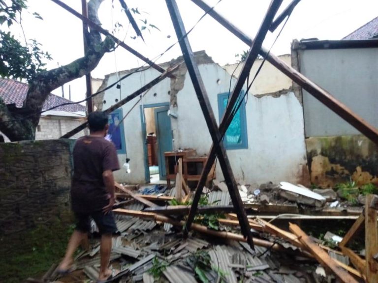 Puting Beliung Menerjang Subang, 8 Rumah dan Satu Masjid Rusak