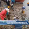 Petugas Gabungan Bersihkan Sampah di Pantai Dadap