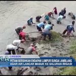 Petani Bersihkan Endapan Lumpur Sungai Jamblang