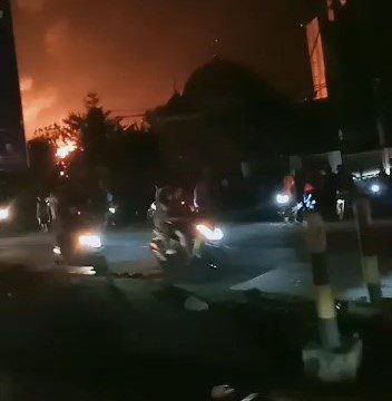 Jalan Pantura Cirebon - Jakarta Macet, Imbas Ada Kebakaran Pabrik Busa
