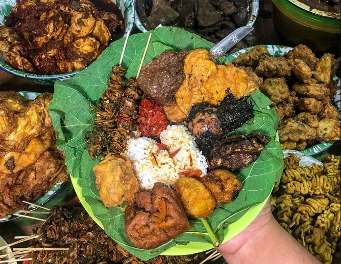 Sega Jamblang, kuliner khas daerah Cirebon.