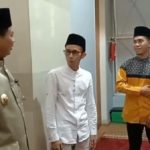 Wakil Gubernur Jawa Barat Uu Ruzhanul Ulum memberikan santunan