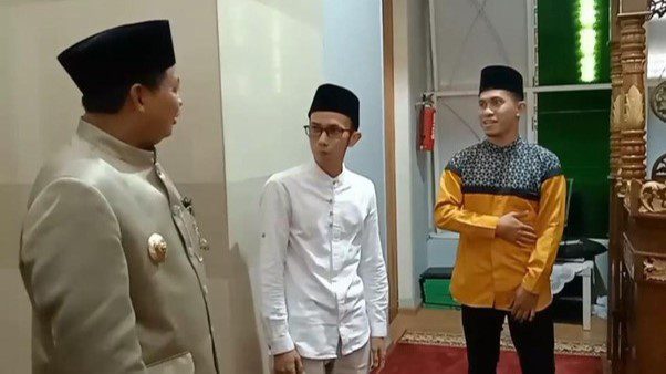 Wakil Gubernur Jawa Barat Uu Ruzhanul Ulum memberikan santunan