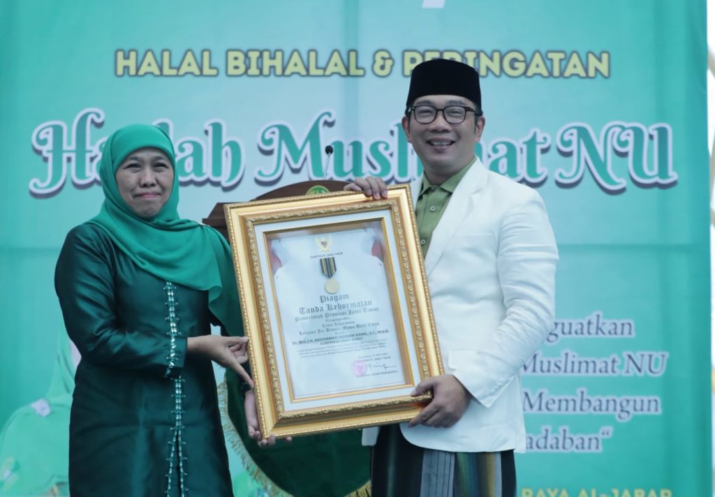 Gubernur Jabar Ridwan Kamil menerima penghargaan