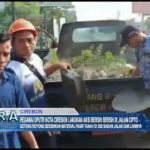 Pegawai DPUTR Kota Cirebon Lakukan Aksi Bersih Bersih Di Jalan Cipto
