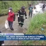 Relawan Bersihkan Sungai Citamba