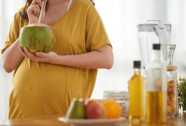 Rahasia Kesehatan Ibu Hamil: Air Kelapa Segar sebagai Minuman Ajaib