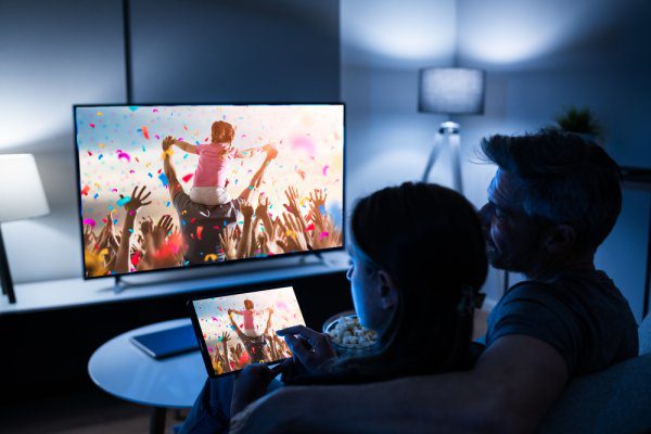 Nikmatin waktu luang bersama keluarga dengan menonton tv digital terbaik di ruang keluarga anda !
