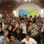 Ridwan Kamil bersama awak media dan juga para content creator muda se-Jawa Barat di Masjid Raya Al Jabar Bandung