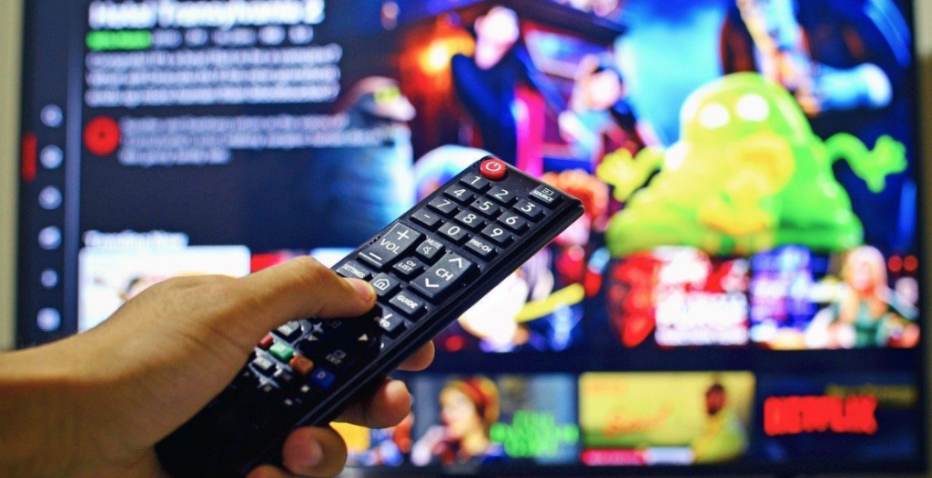 Memilih Perangkat TV yang Tepat: Antara Set Top Box dan Receiver Parabola