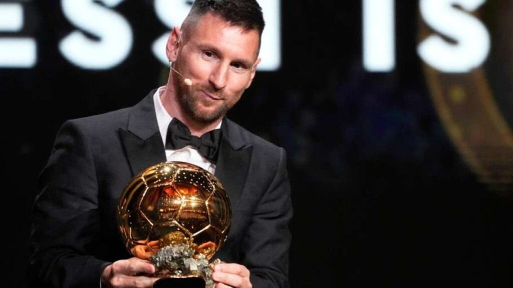 Lionel Messi Raih Ballon D'or Ke 8 nya