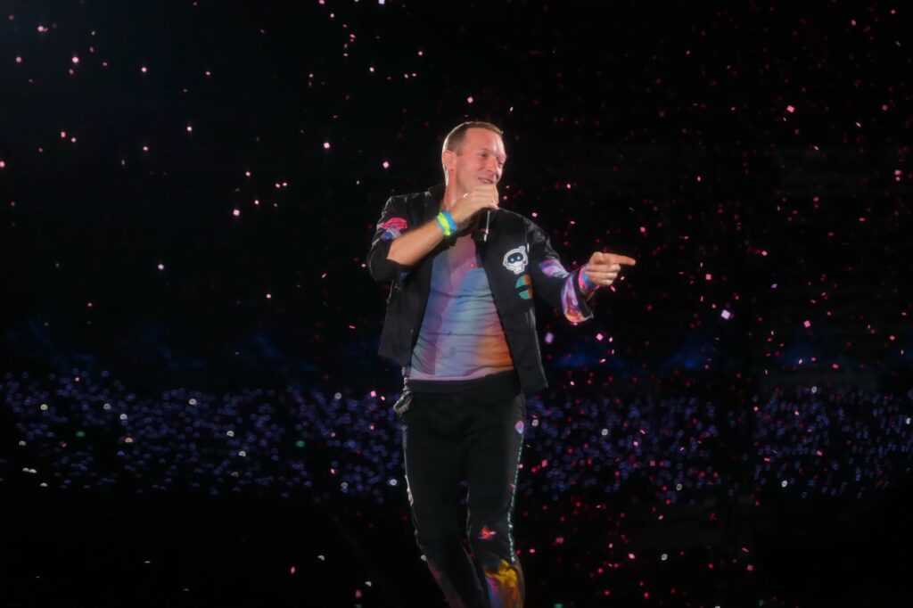 Coldplay In Jakarta: Konser Pecah 500 Ribu Penonton di GBK, Chris Martin: Pinjam Dulu Seratus