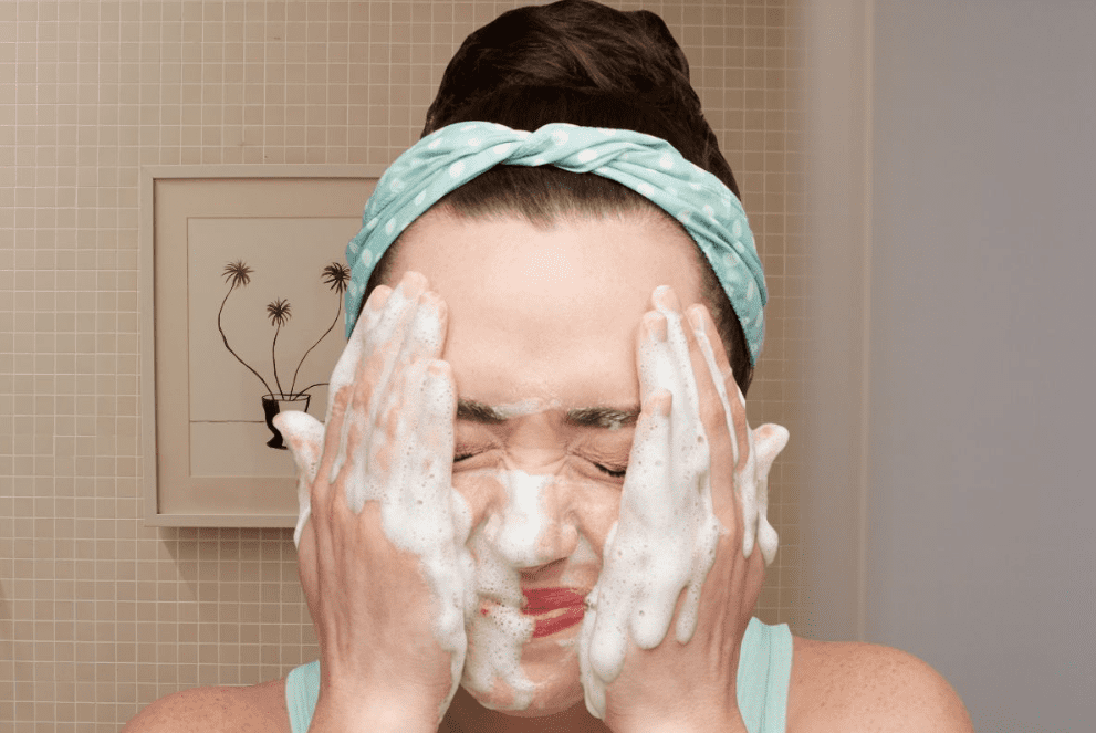 Kulit Berminyak? Jangan Khawatir! 5 Rekomendasi Facial Wash Terbaik untuk Kulit Berminyak yang Akan Membuatmu Lebih Percaya Diri!
