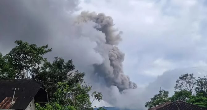 Letusan Vulkanik di Gunung Merapi Berdampak ke Beberapa Wilayah, Warga Diminta untuk Waspada