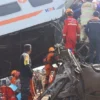 Tubuh Masinis Kereta Api (KA) Turangga Terjepit Gerbong Akibat Bertabrakan Dengan KA 350 Commuter Line Bandung Raya
