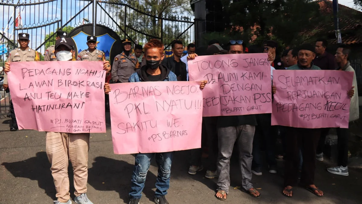 Masyarakat Pedagang Kaki Lima Garut (MPKLG) menggelar aksi demo di halaman Kantor Bupati pada Senin (18/03/202