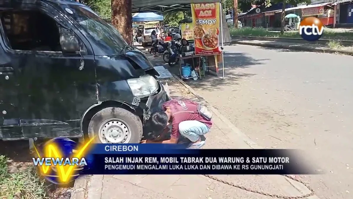 Salah Injak Rem, Mobil Tabrak Dua Warung & Satu Motor